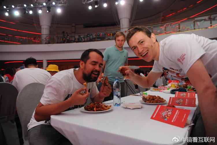 俄罗斯餐厅世界杯期间推美女服务员喂小龙虾服务 中国队队服亮了